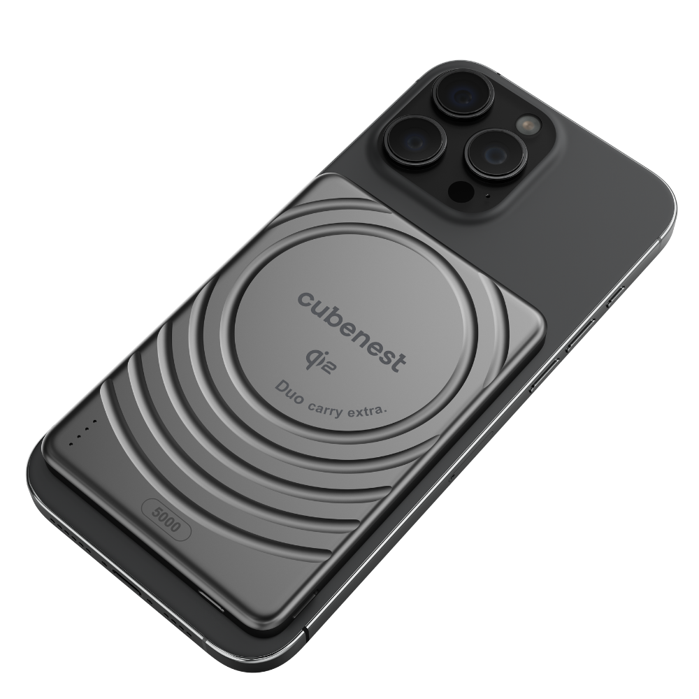 Eine dunkelgraue Handyhülle mit angeschlossenem runden Powerbank. Minimalistisch.