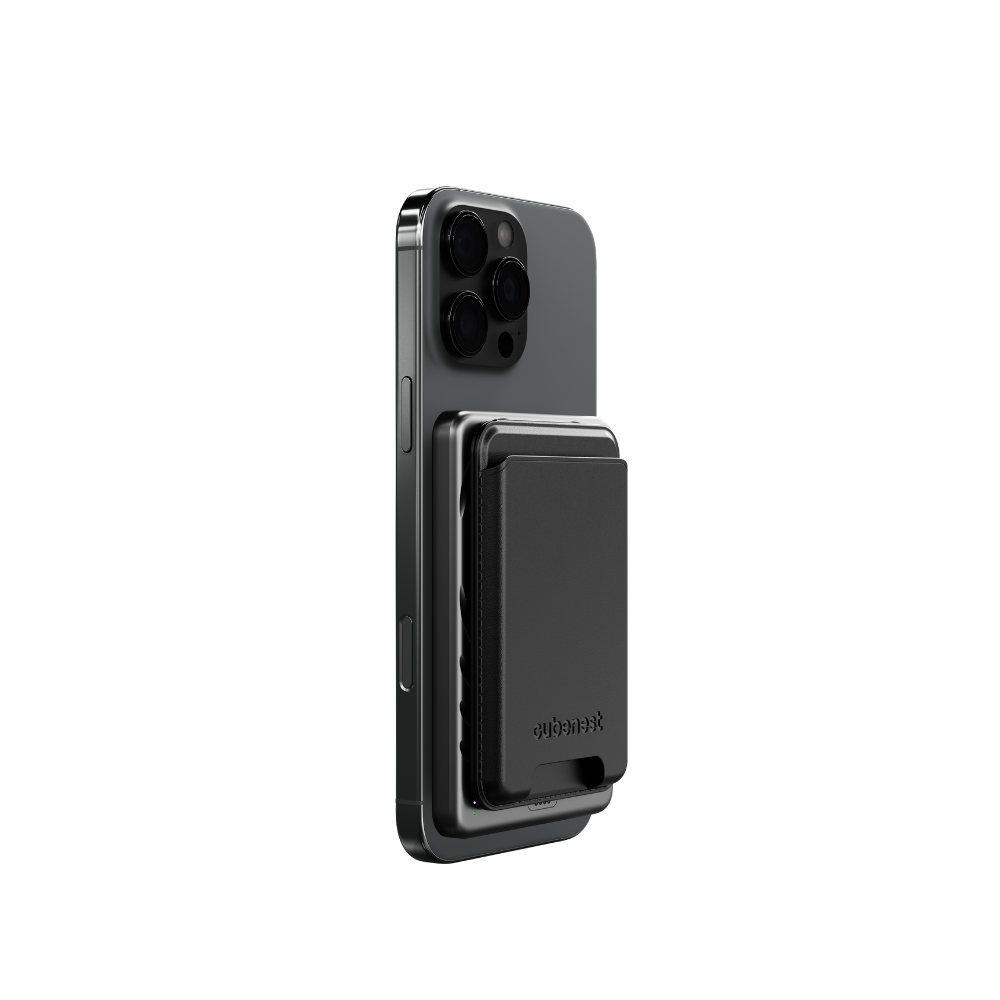 Schwarzes Smartphone mit angebrachtem schwarzem Kartenhalter.