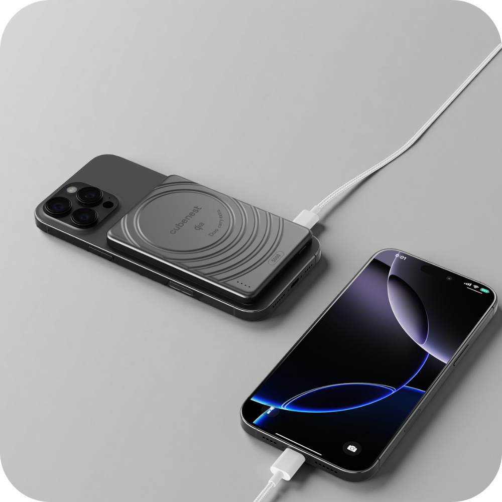 Ein graues iPhone wird kabellos von einem Ladegerät aufgeladen.