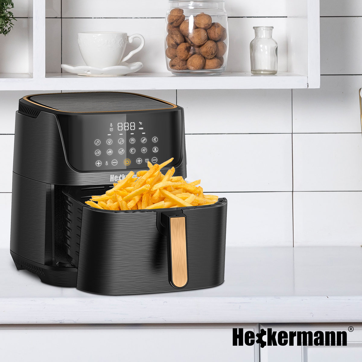 Czarna frytkownica beztłuszczowa z pełnym koszem frytek, wyświetlaczem cyfrowym.