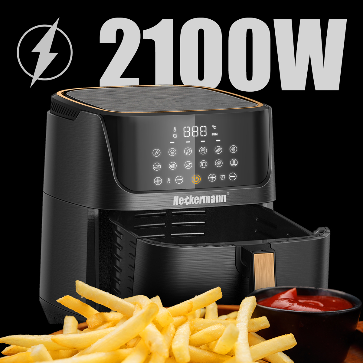 Czarna frytkownica powietrzna z otwartym koszem stoi na drewnianej powierzchni obok złotych frytek i miseczki ketchupu.