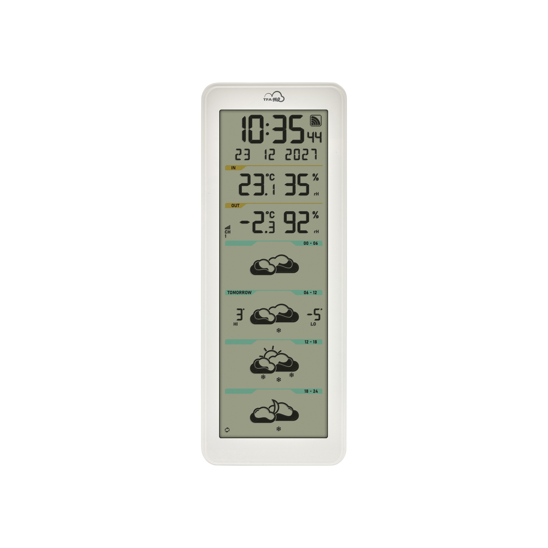 Une station météo numérique blanche affiche l'heure, la date, la température intérieure/extérieure, l'humidité et les prévisions sur 24h avec icônes de nuages/neige.
