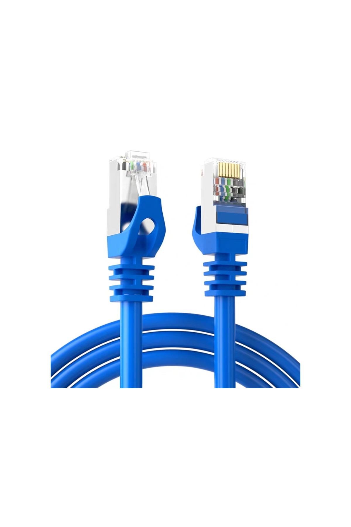 İki RJ45 konektörlü mavi bir Ethernet kablosu, şeffaf plastik fişler ve mavi gerilim azaltıcı botlarla beyaz bir arka plan üzerinde.