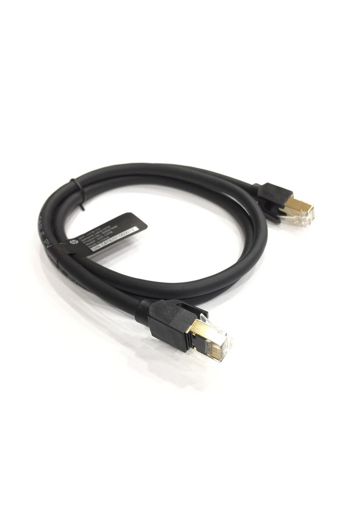 Altın konektörlü siyah Ethernet kablosu beyaz zeminde duruyor.