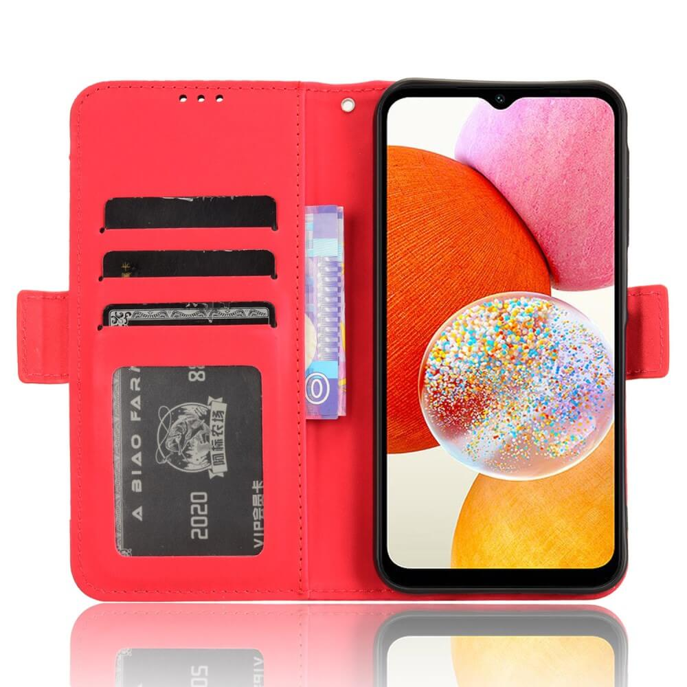 Un étui portefeuille rouge pour smartphone, ouvert pour afficher plusieurs fentes pour cartes avec diverses cartes noires et un billet, avec un smartphone sur le panneau droit affichant un fond d'écran abstrait et coloré.