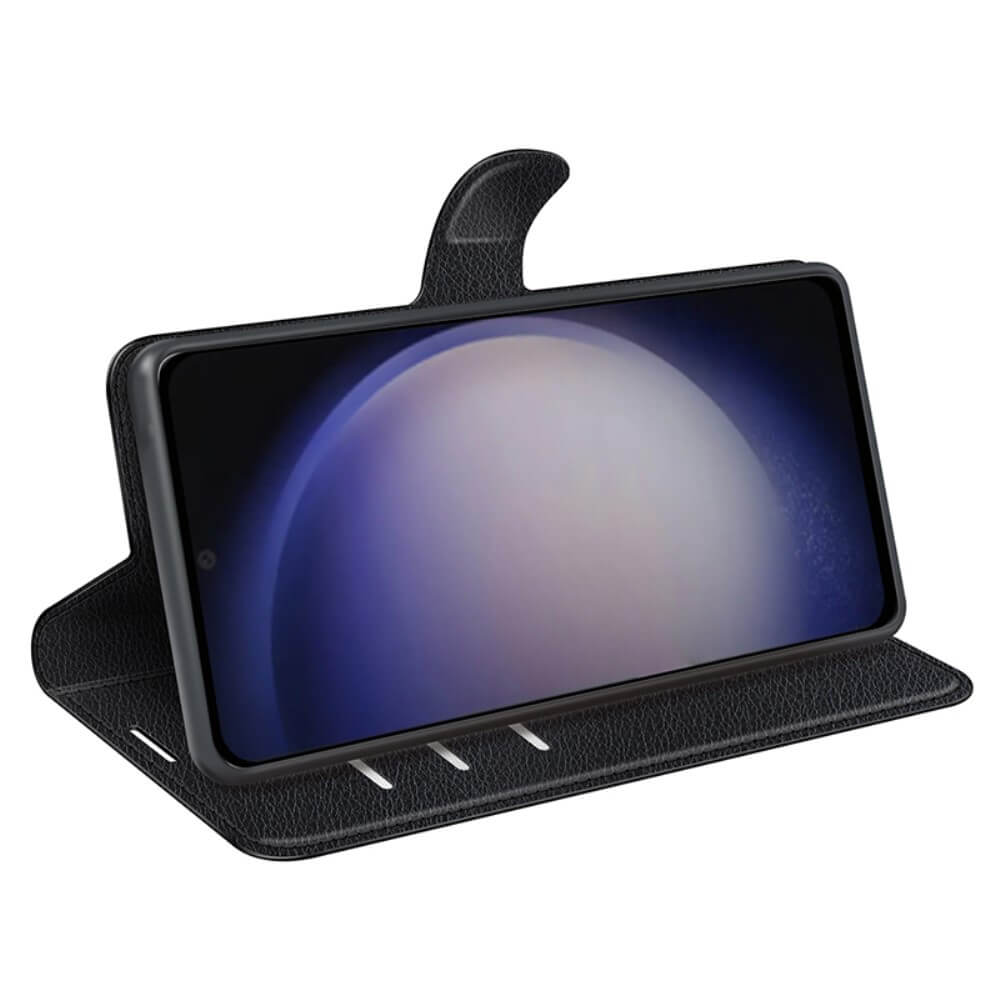 Un telefono nero in una custodia a libro aperta con sfondo blu sullo schermo.