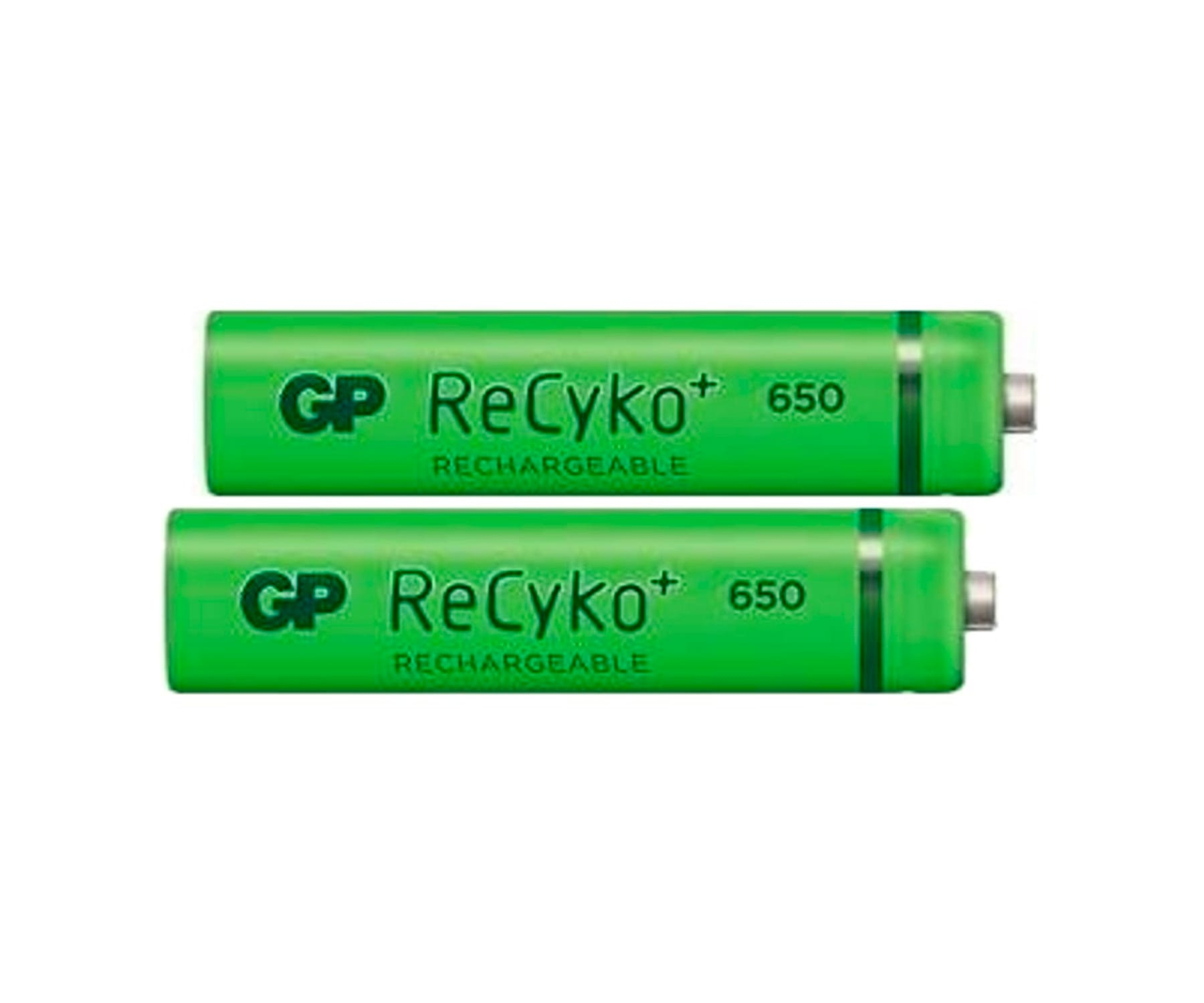 Dwie zielone baterie wielokrotnego ładowania GP ReCyko+ 650mAh obok siebie.