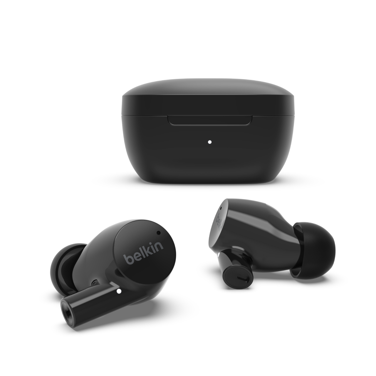 Auricolari neri Belkin e custodia di ricarica su sfondo bianco.