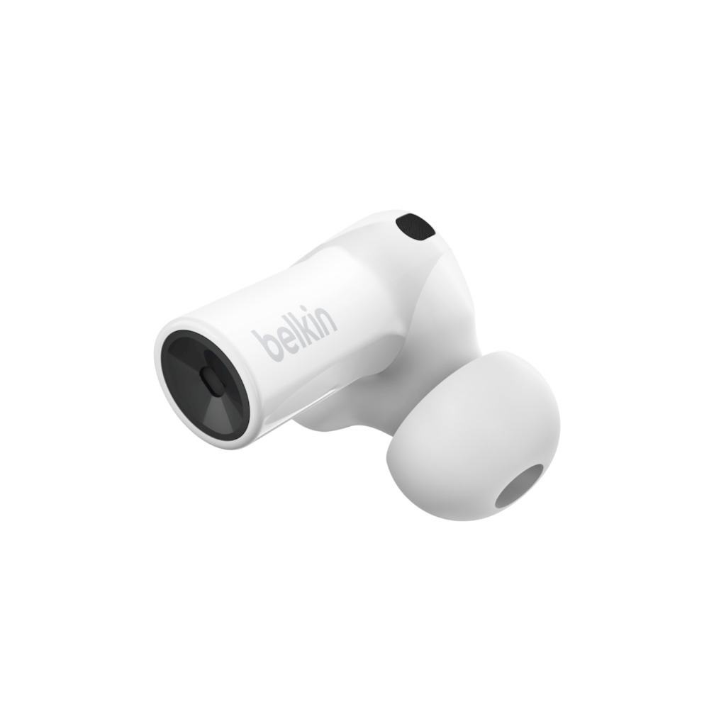 Ein weißer Belkin Ohrhörer mit schwarzer Spitze und Logo auf weißem Hintergrund.