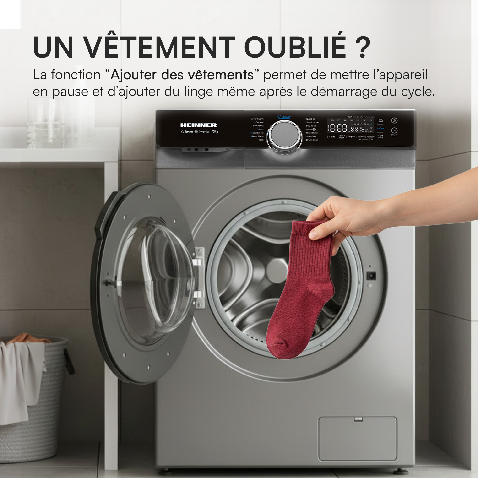 Une main tient une chaussette rouge, prête à la placer dans une machine à laver à chargement frontal, porte ouverte.