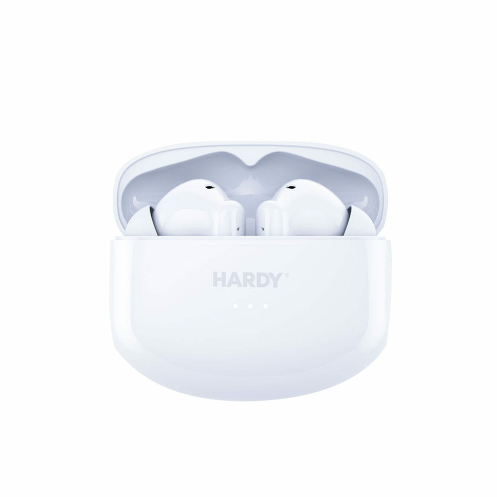 Białe słuchawki bezprzewodowe w otwartym etui ładującym z logo Hardy.