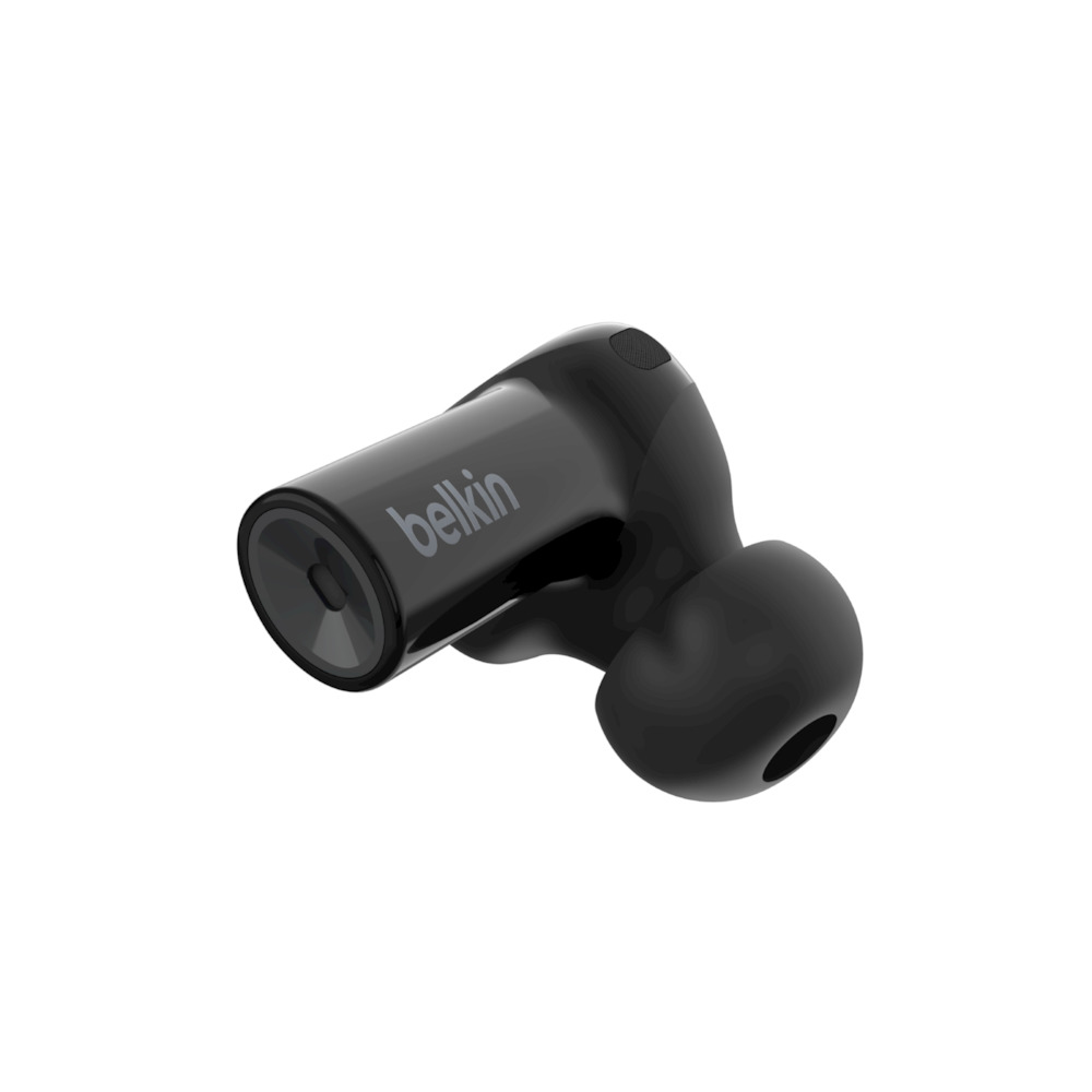 Un solo auricular Belkin negro con punta de goma sobre fondo blanco.