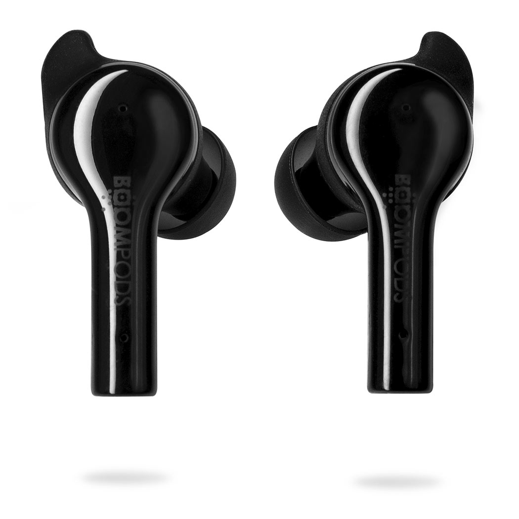 Zwei schwarze BOOMPODS Ohrhörer mit glänzenden Oberflächen und schlichtem Design sind vor einem weißen Hintergrund abgebildet.