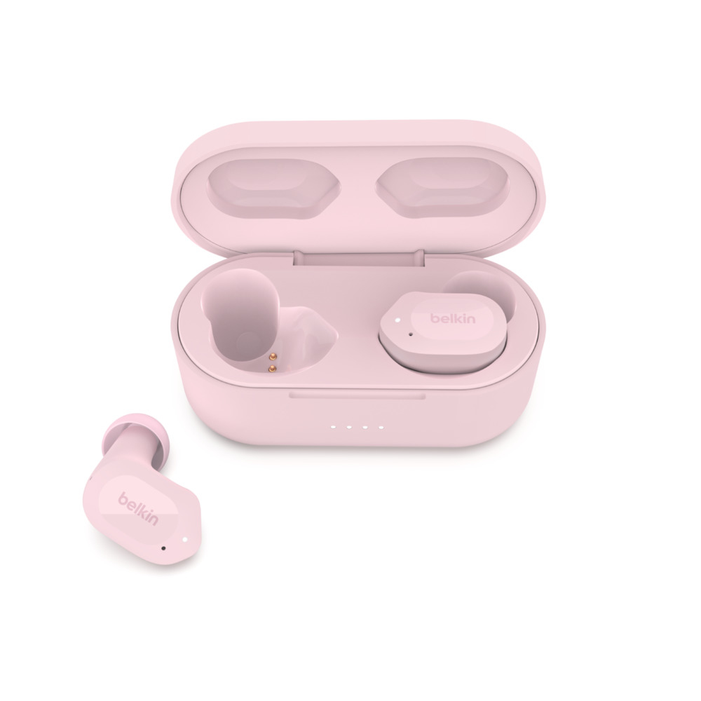 Un audífono Belkin rosa a la izquierda de un estuche de carga abierto con un audífono dentro.