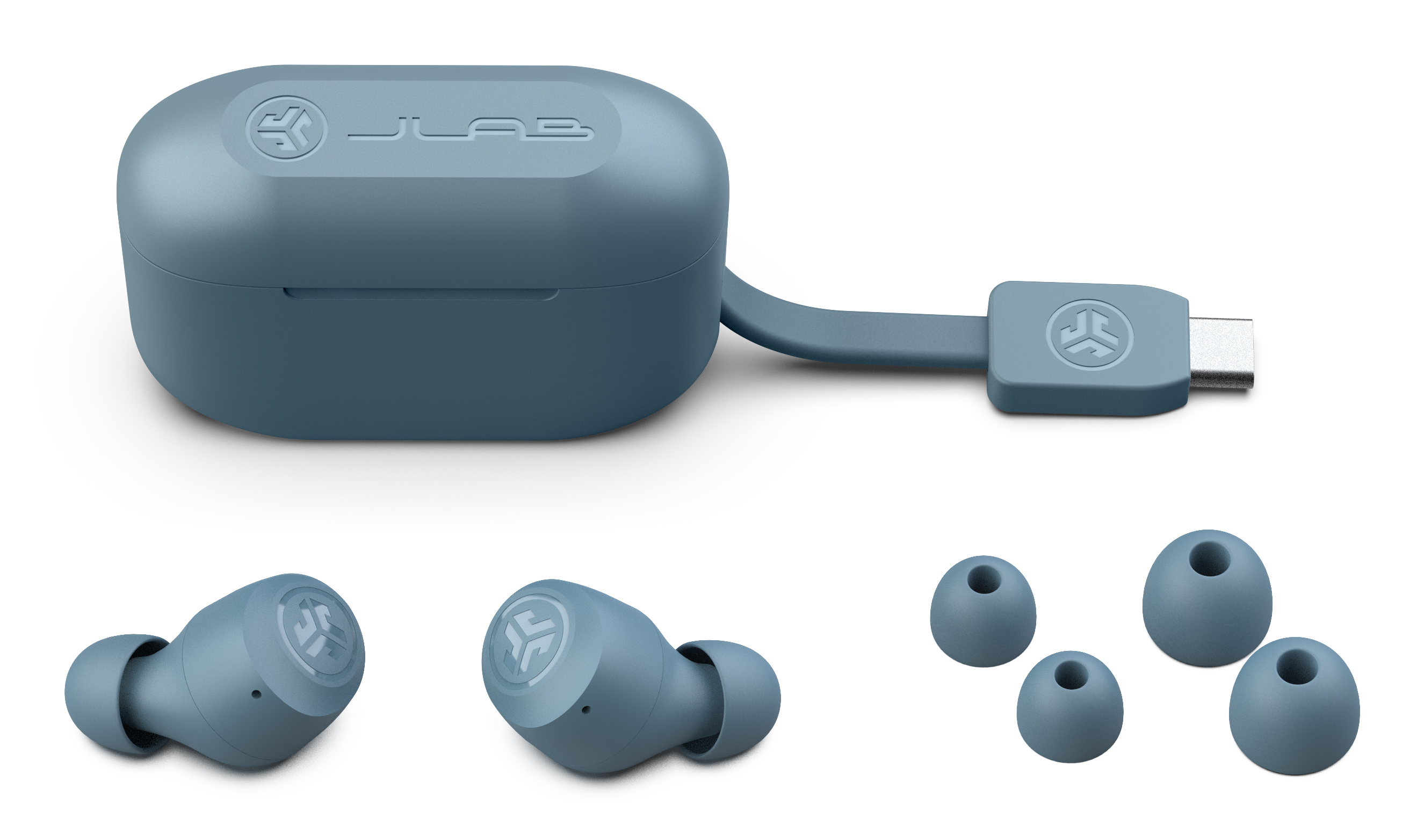 Niebieskie słuchawki JLab i etui ładujące z kablem USB-C i końcówkami.