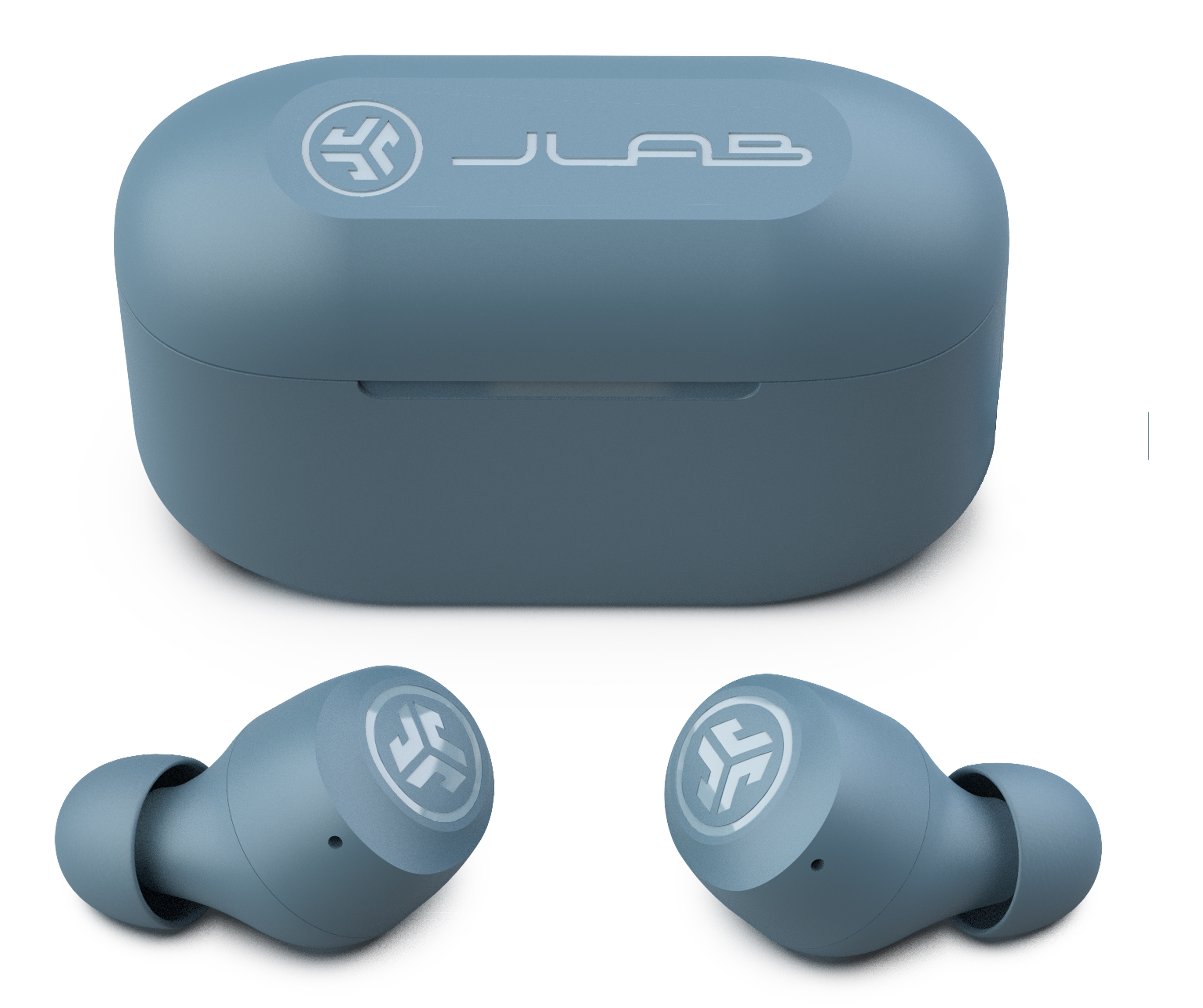 Niebieskie słuchawki i etui ładujące JLab z logo na białym tle.