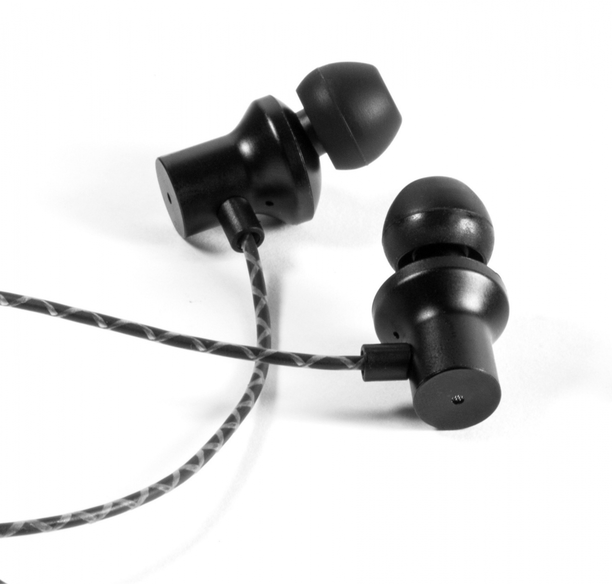 Schwarze In-Ear-Kopfhörer mit einem geflochtenen Kabel auf weißem Hintergrund.