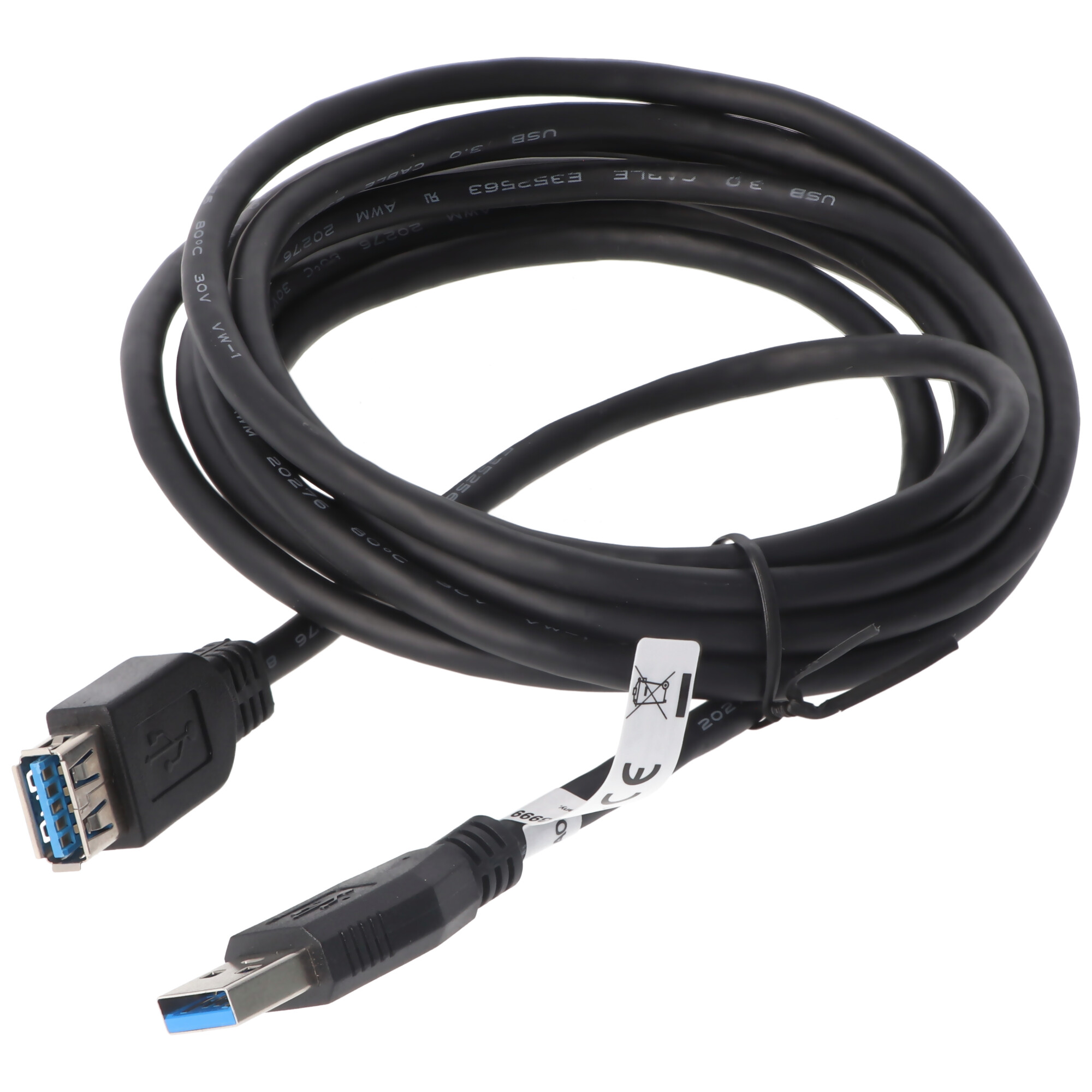 Beyaz bir arka plan üzerinde mavi uçlu konektörlere sahip, biri erkek biri dişi, sarılı siyah bir USB 3.0 kablosu.