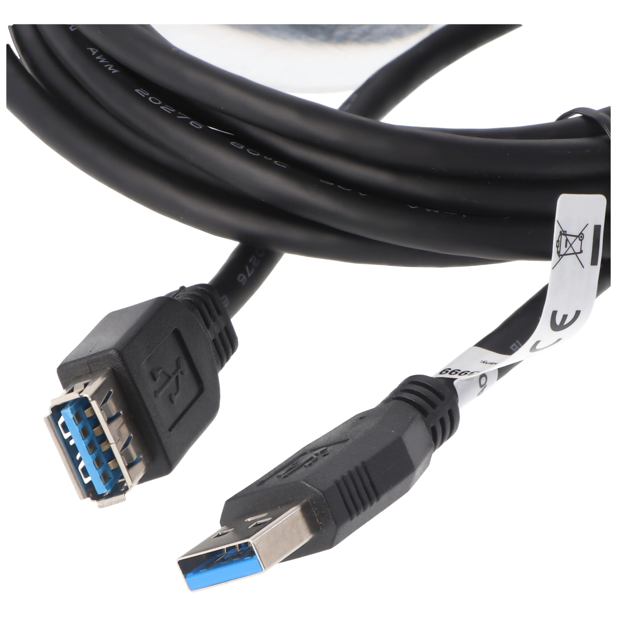 Mavi ek parçalı, erkek ve dişi konektörlü siyah bir USB 3.0 kablosu, beyaz bir arka plan üzerinde sarılı.