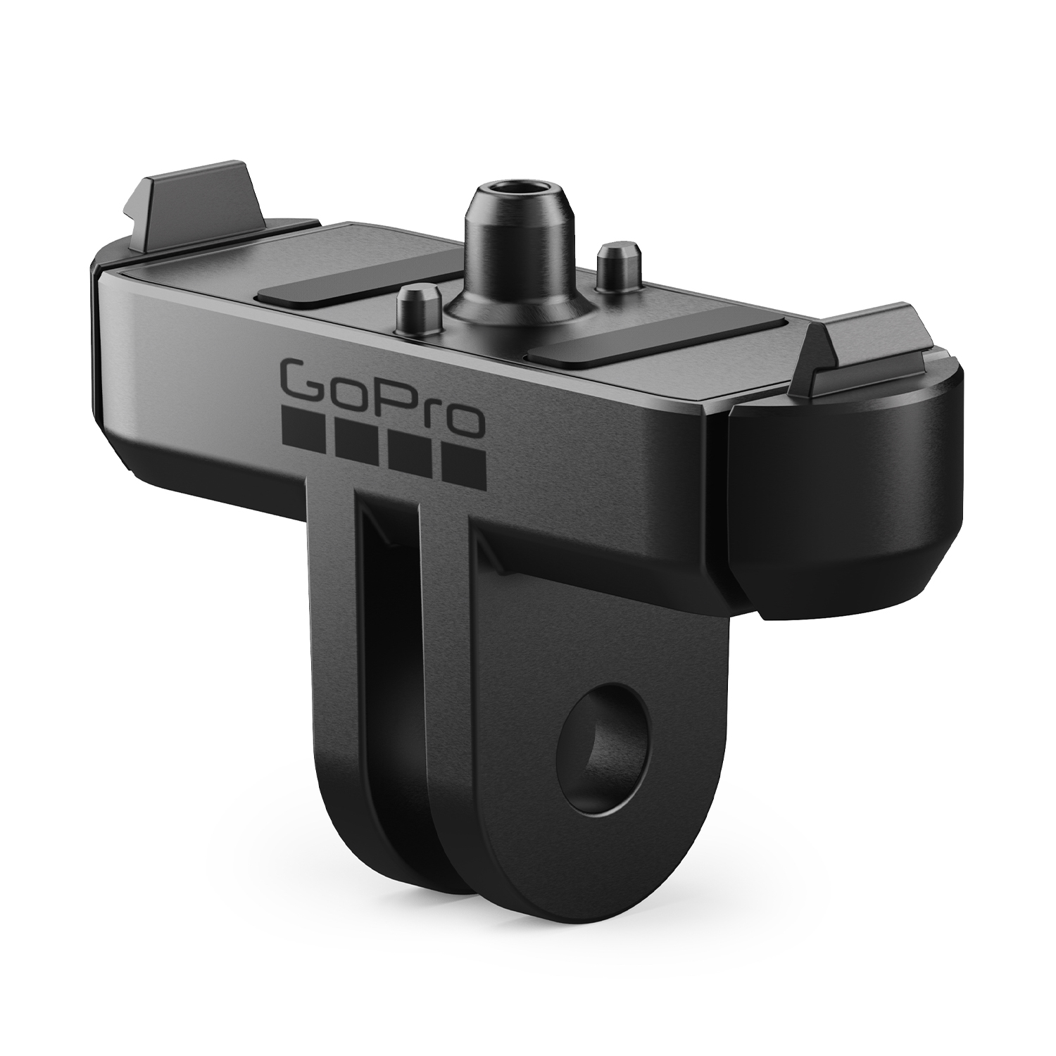 Un adaptador de montaje GoPro negro con superficie texturizada se muestra sobre un fondo blanco, con el logotipo de GoPro.