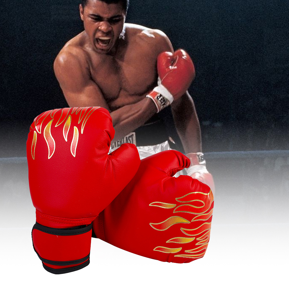 Rote Boxhandschuhe mit Flammenmuster vor Muhammad Ali.