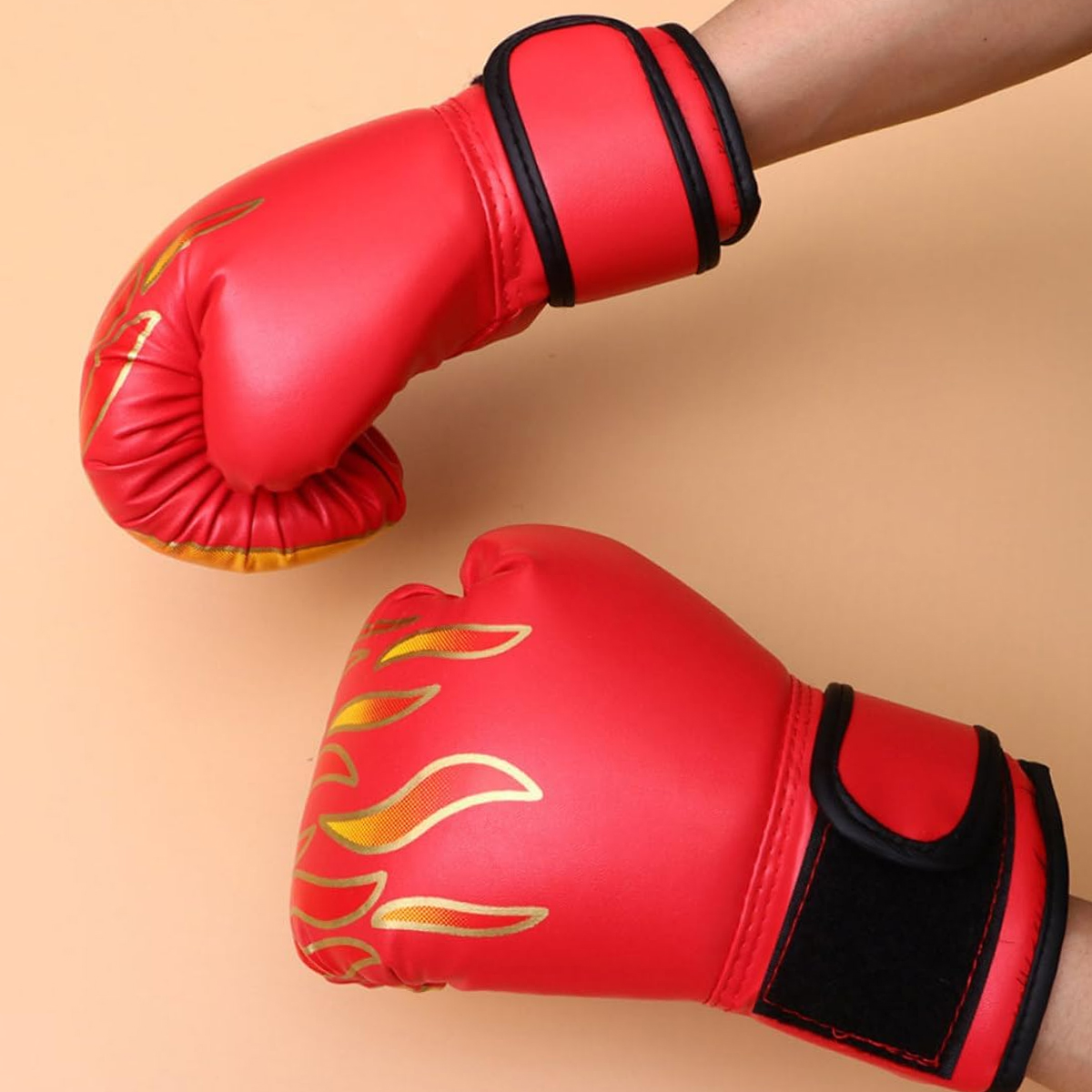Zwei rote Boxhandschuhe mit Flammenmuster auf hellem Hintergrund.