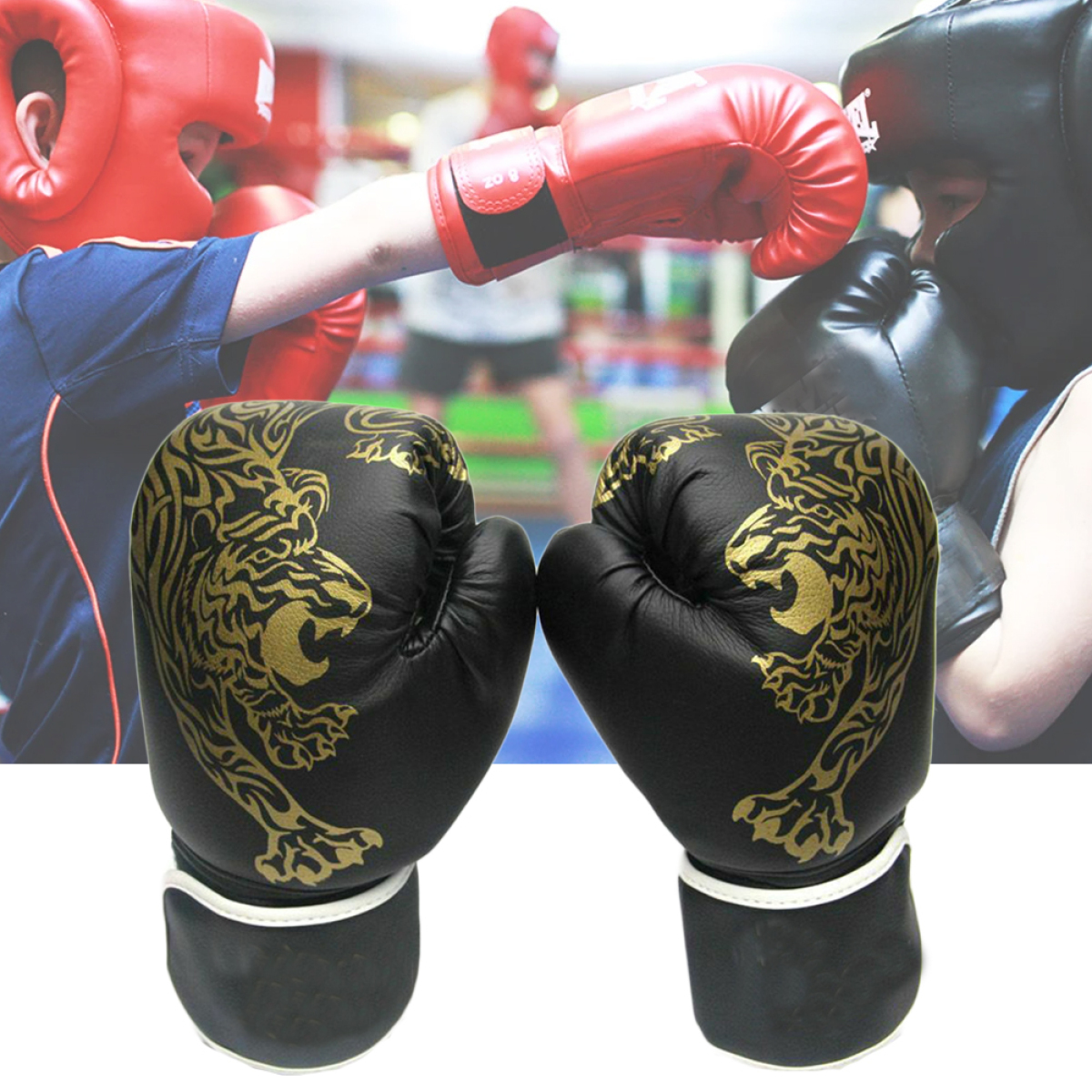 Schwarze Boxhandschuhe mit goldenem Tigerdesign, im Ring.