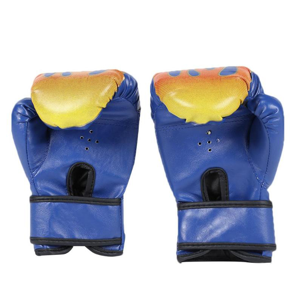 Blaue Boxhandschuhe mit gelb-orangem Flammenmuster auf dem Handrücken.