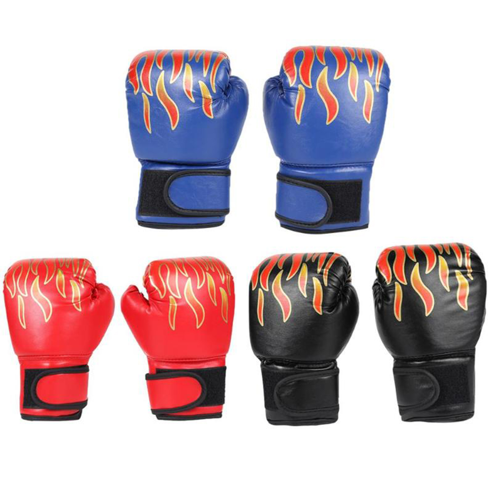Sechs Paar Boxhandschuhe mit Flammenmuster in Blau, Rot und Schwarz.