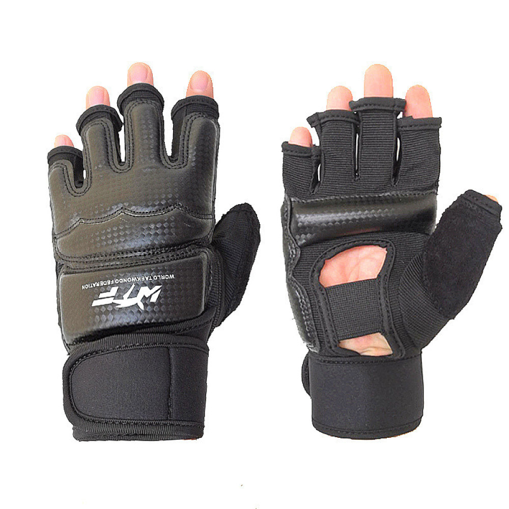 Zwei schwarze Taekwondo-Handschuhe mit freiliegenden Fingerspitzen und Handflächen, mit Handgelenkschlaufen und einem weißen Logo am linken Handschuh.