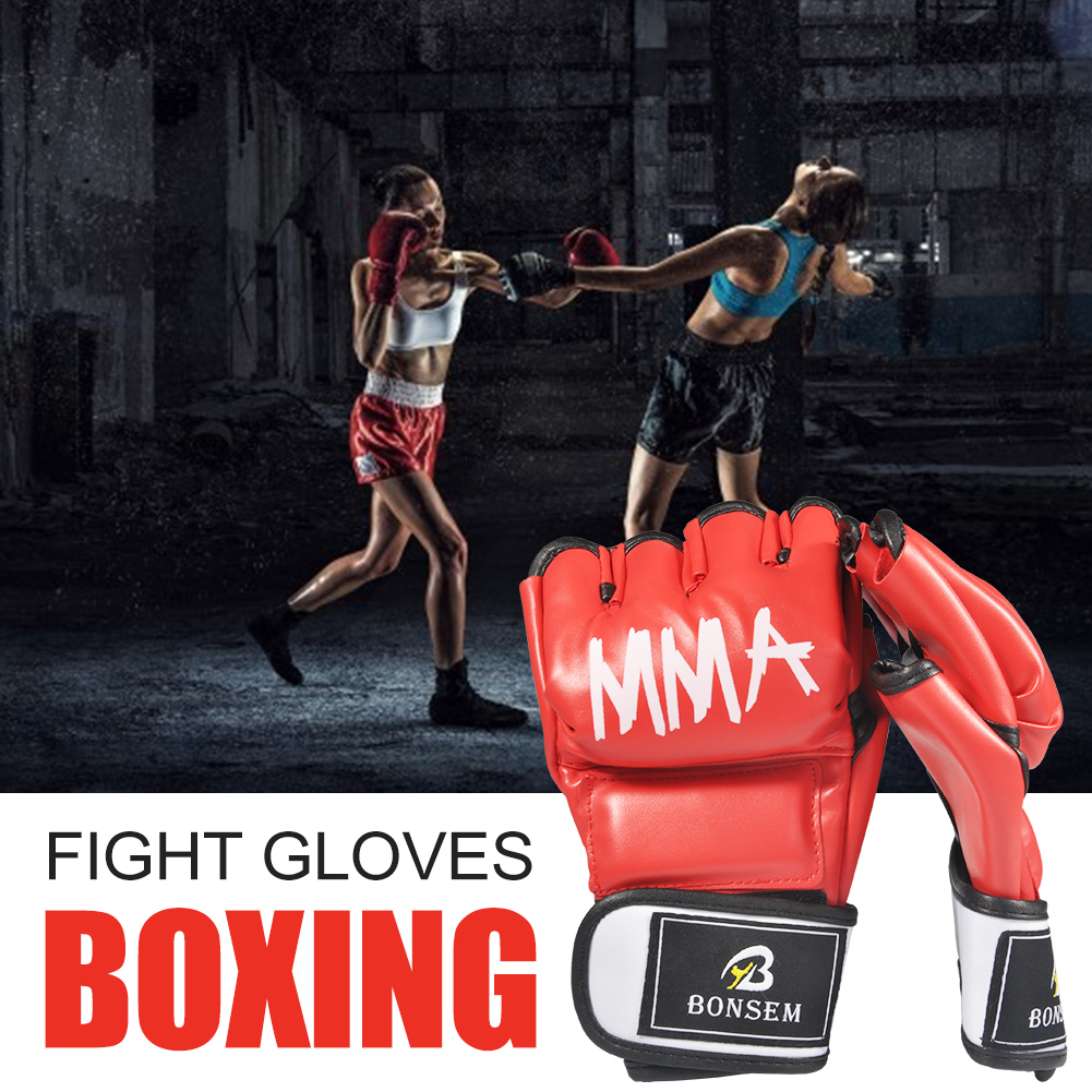Zwei Frauen boxen in einem dunklen Raum, rote MMA-Handschuhe vorne.