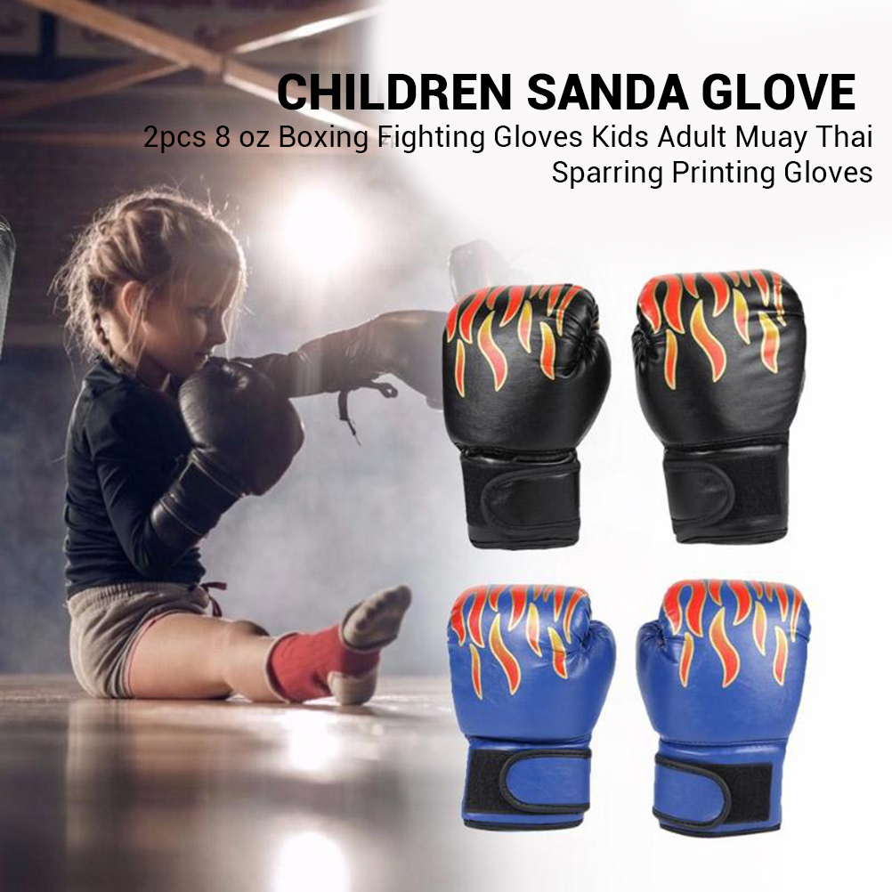Ein Kind in Boxhandschuhen, das schlägt, mit zwei Paaren Boxhandschuhen (schwarz, blau) mit Flammenmuster.