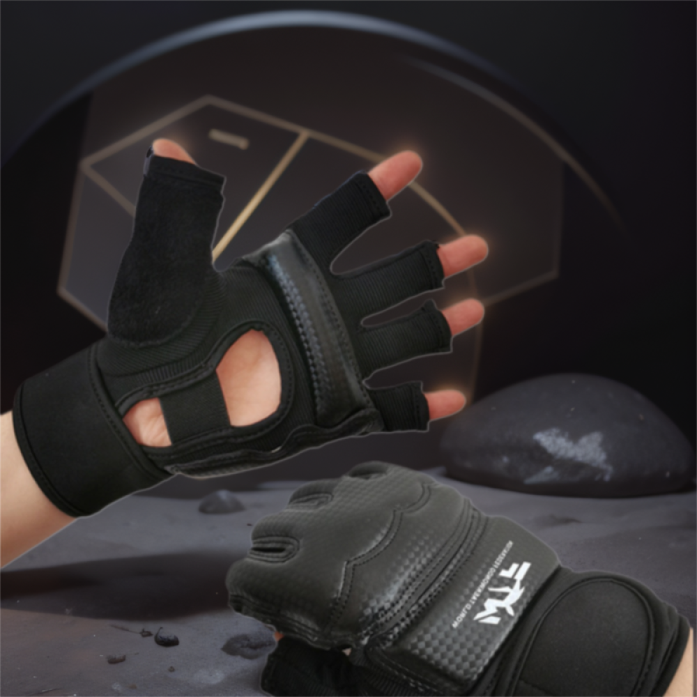 Schwarze Fingerhandschuhe für Training, mit offenem Design, auf dunklem Hintergrund.