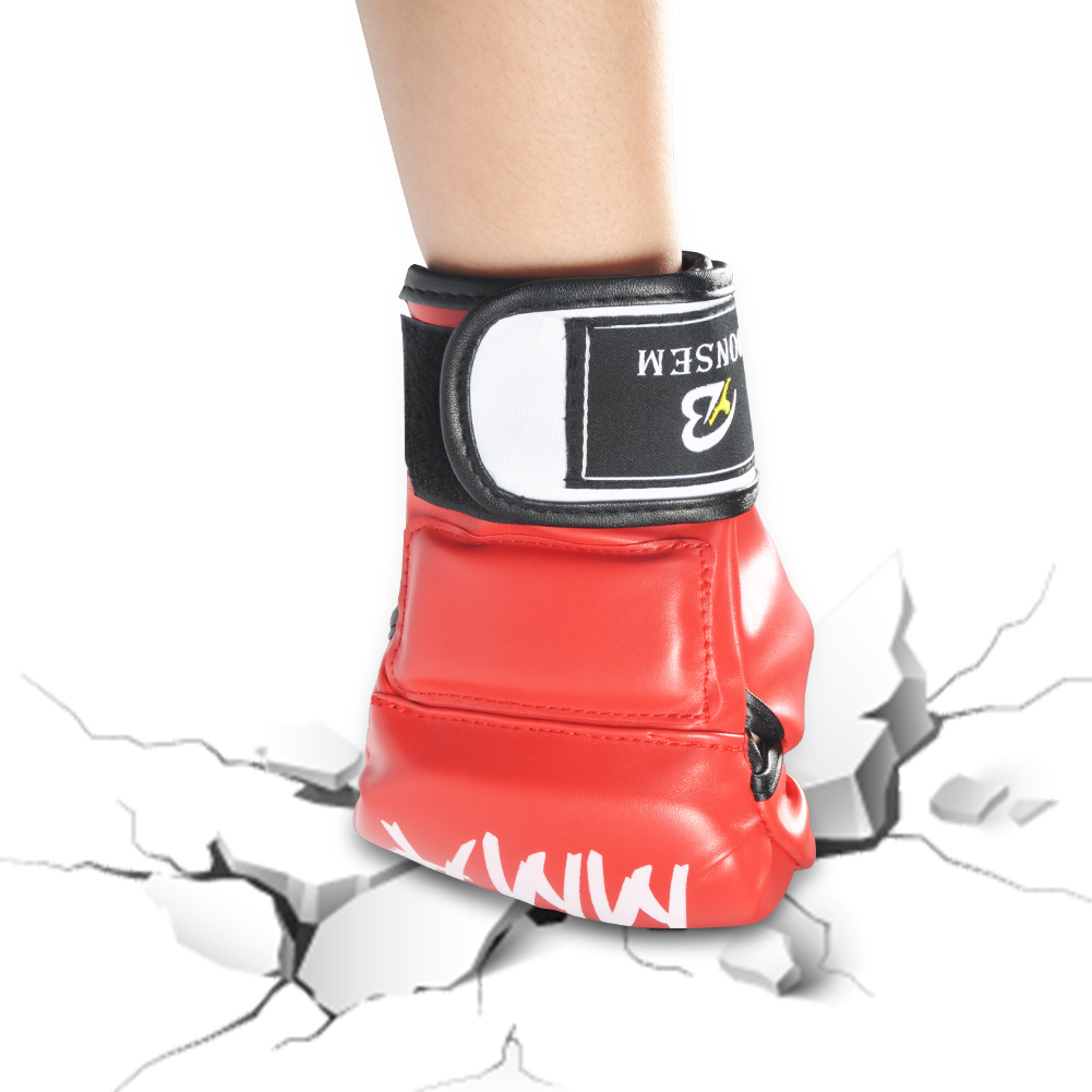 Ein Arm mit einem roten Boxhandschuh mit weißem und schwarzem Riemen schlägt auf eine weiße Oberfläche und verursacht Risse.