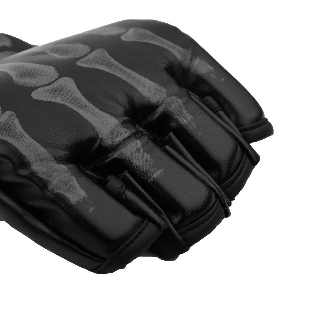 Nahaufnahme eines schwarzen fingerlosen Handschuhs mit weißen Knochenmustern, von der Seite auf weißem Hintergrund gesehen.