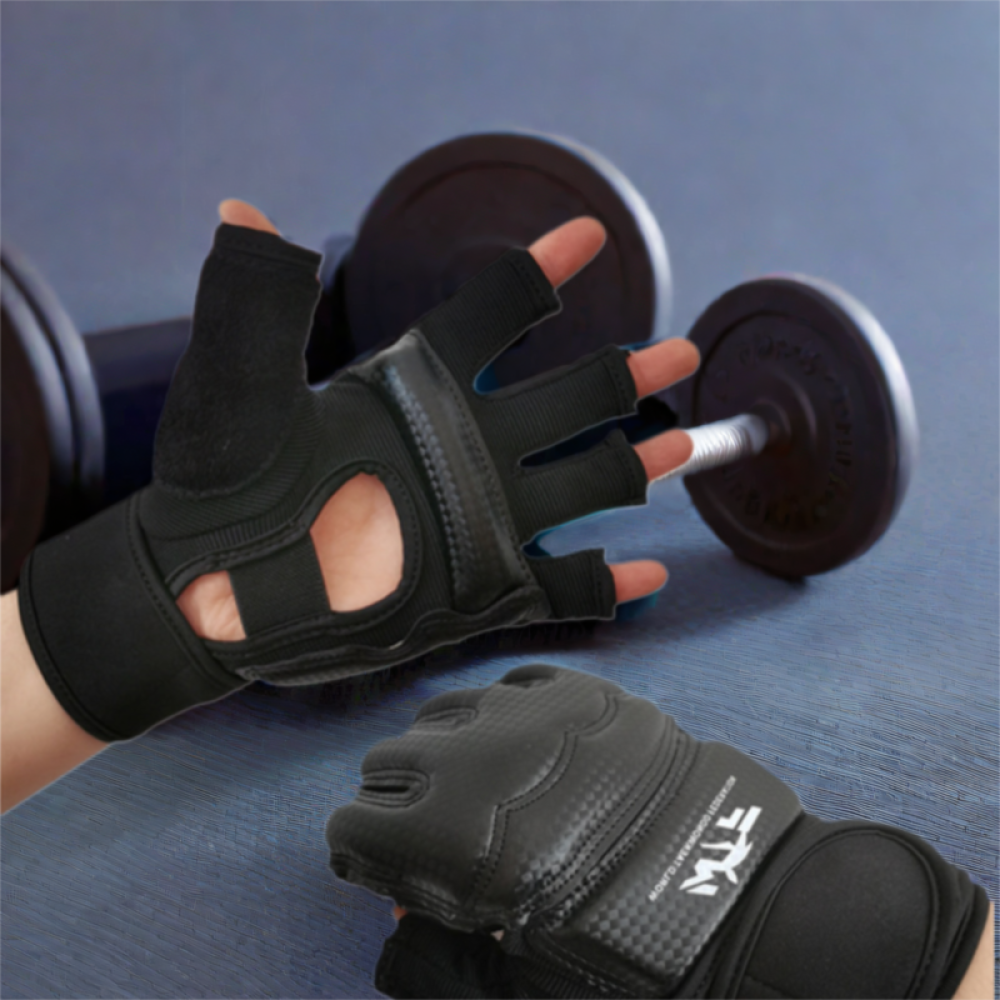 Schwarze Trainingshandschuhe mit Fingern und Hanteln auf blauem Hintergrund.