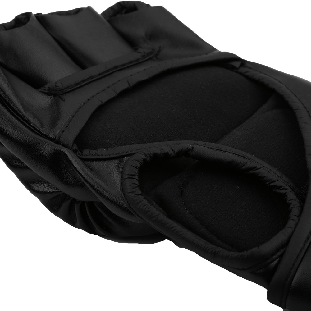 Nahaufnahme eines schwarzen Fingerhandschuhs aus Leder mit offenen Fingern.