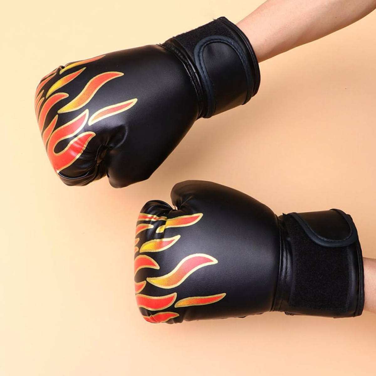 Schwarze Boxhandschuhe mit Flammenmuster, auf hellem Hintergrund.