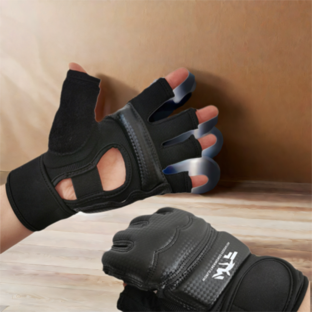 Schwarze Fingerlose Trainingshandschuhe auf Holzboden.