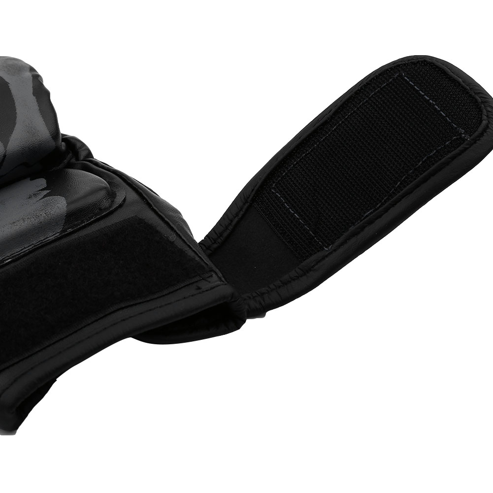 Nahaufnahme eines schwarzen Handschuhs mit Klettverschluss und Tarnmuster.