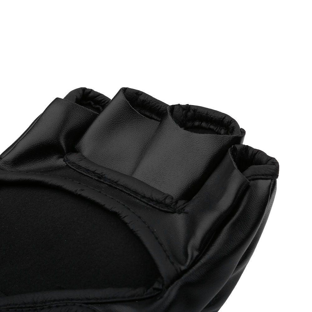 Nahaufnahme eines schwarzen fingerlosen Handschuhs, der den strukturierten Stoff und die Nahtdetails auf weißem Hintergrund zeigt.