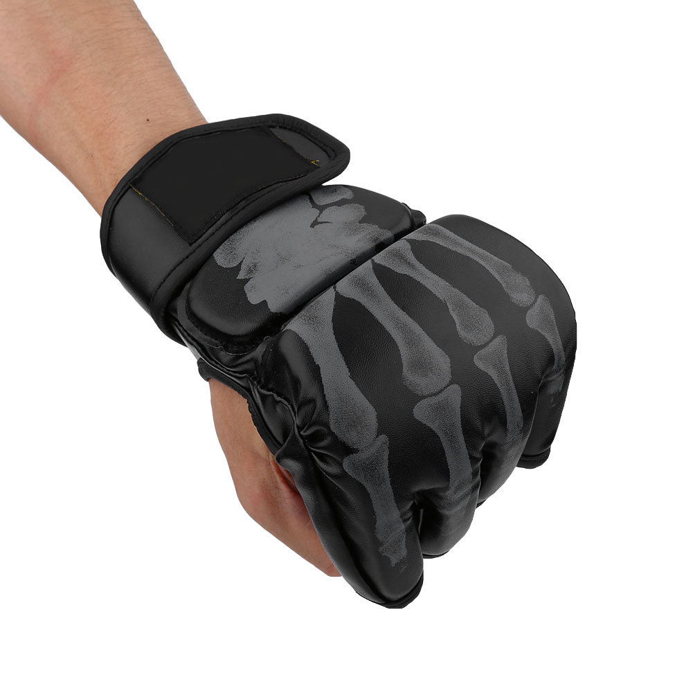 Schwarze MMA-Handschuhe mit Knochenmuster auf weißem Hintergrund.