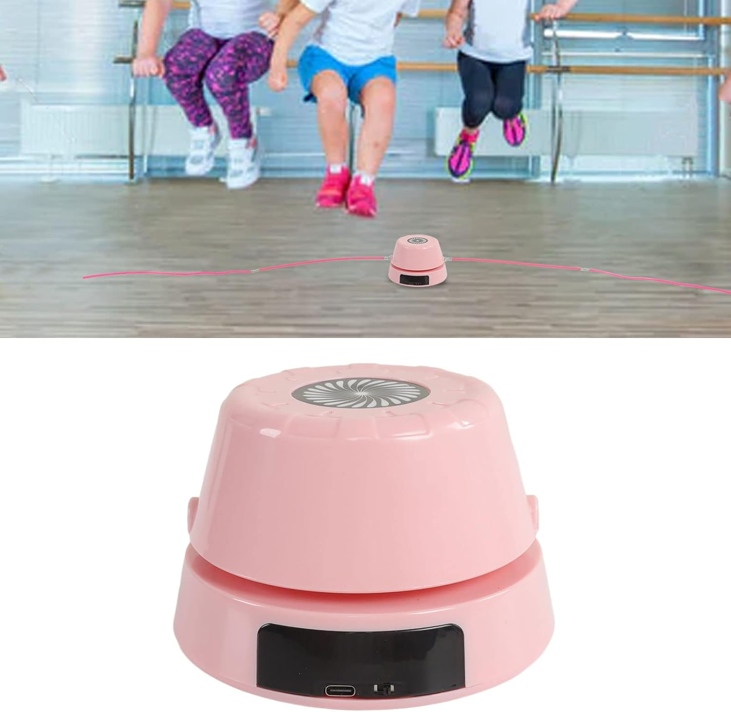 Ein rosa Seilspringgerät mit LCD-Bildschirm, das von Kindern in einem Tanzstudio benutzt wird.