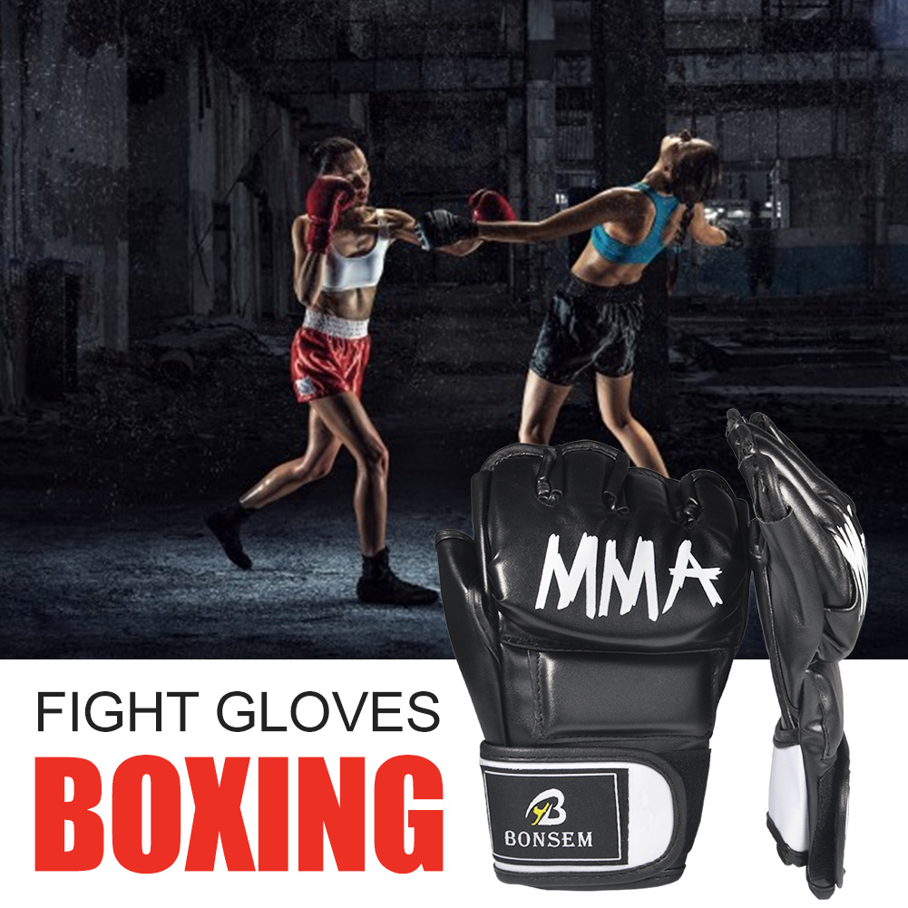Zwei Frauen im Kampf, schwarze MMA-Handschuhe im Vordergrund.