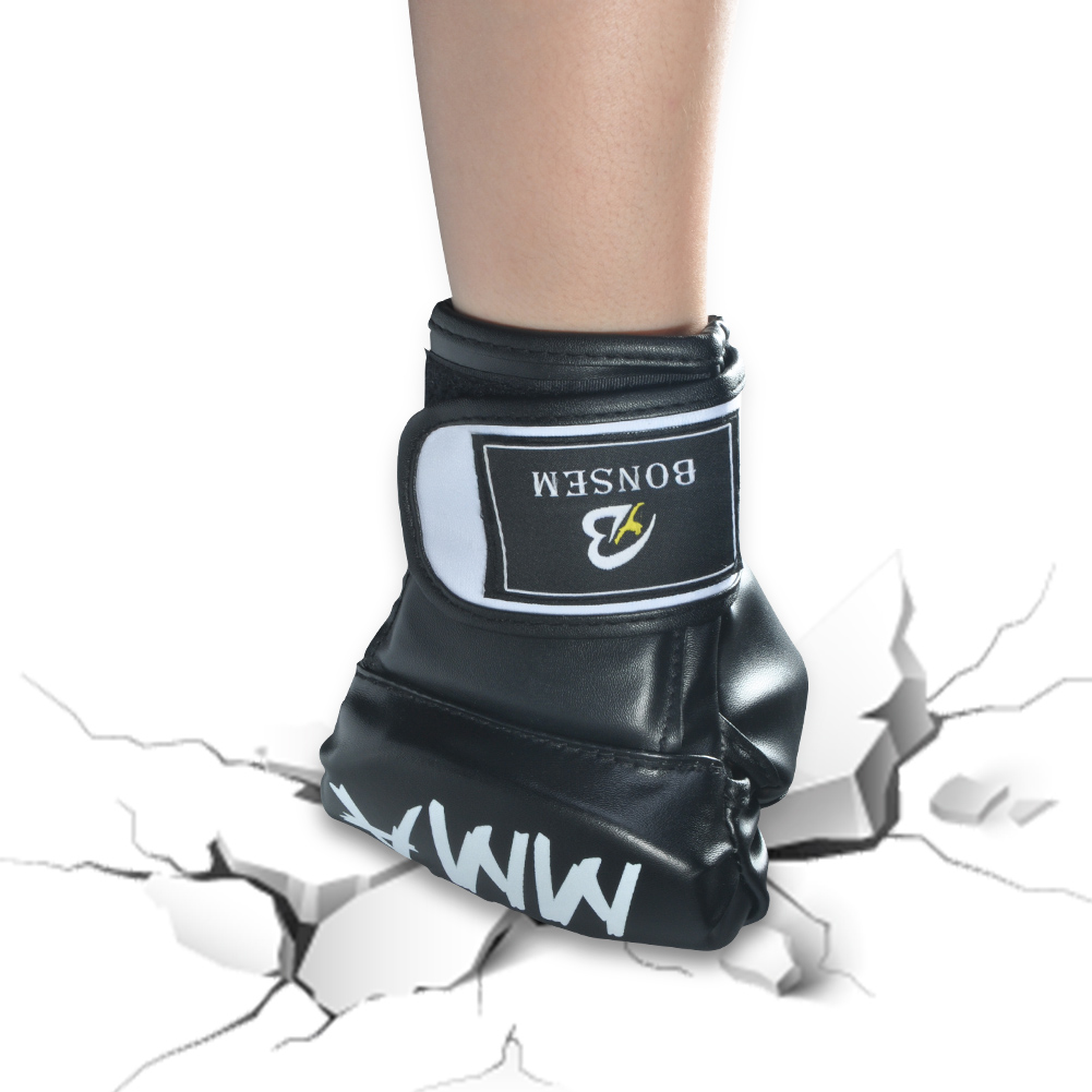 Ein schwarzer MMA-Handschuh bricht durch eine weiße, rissige Oberfläche.