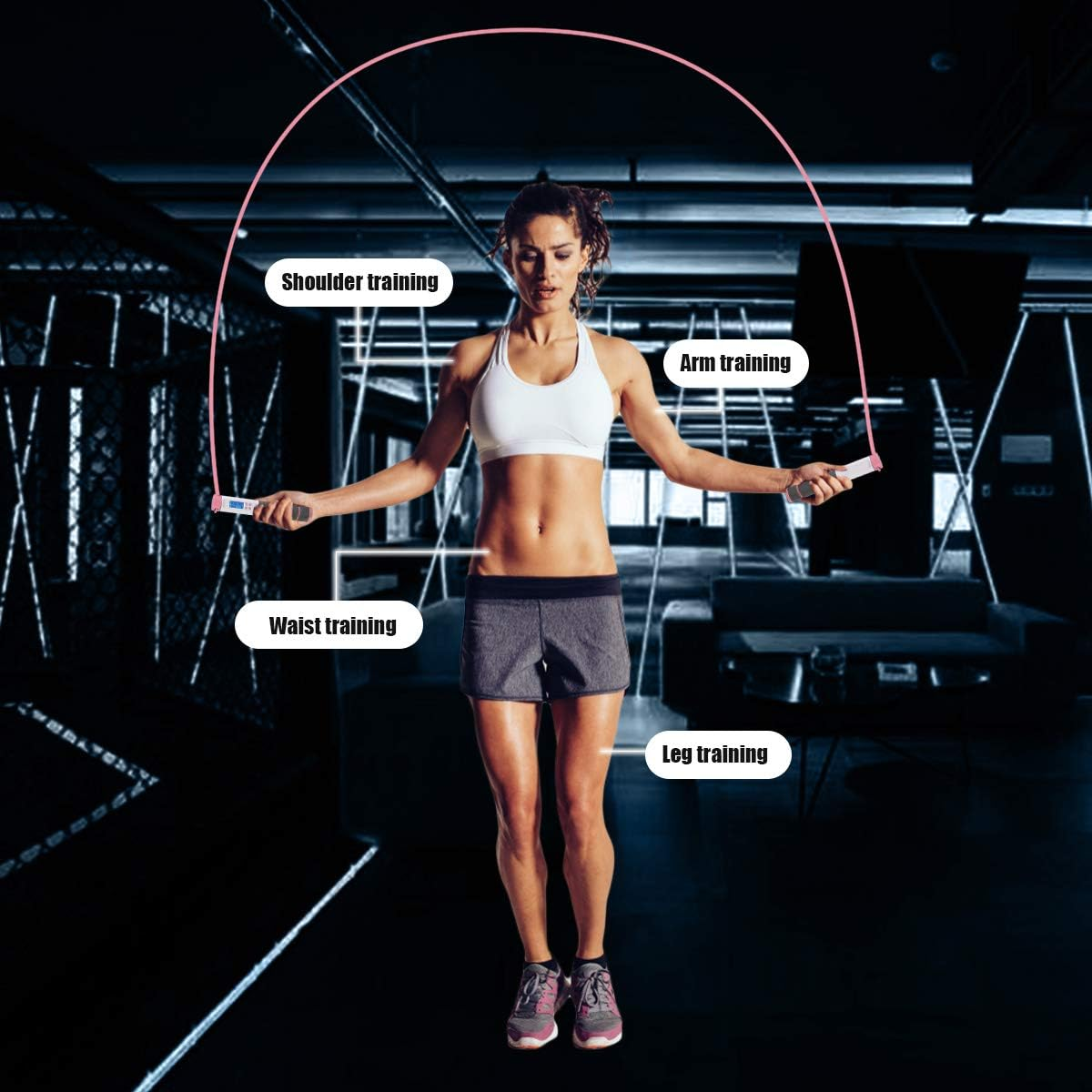 Frau seilspringt in einem dunklen Fitnessstudio. Beschriftungen zeigen Schulter-, Arm-, Taillen- und Beintraining.