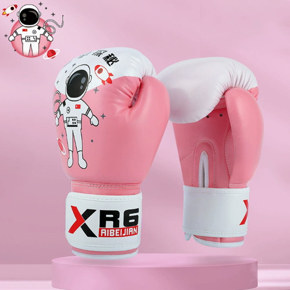 Zwei rosa Boxhandschuhe mit Astronauten- und Raketendesign auf rosa Hintergrund.