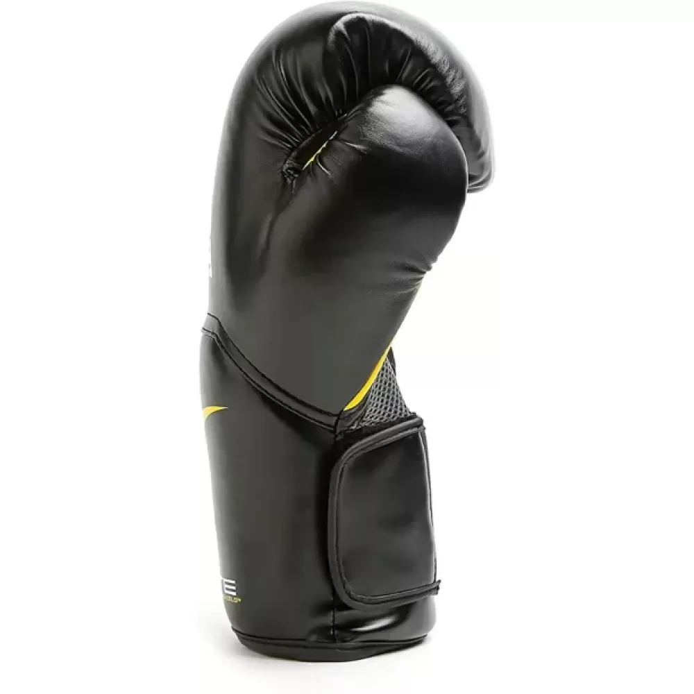 Schwarzer Boxhandschuh mit gelben Akzenten und Netzgewebe. Weißer Hintergrund.