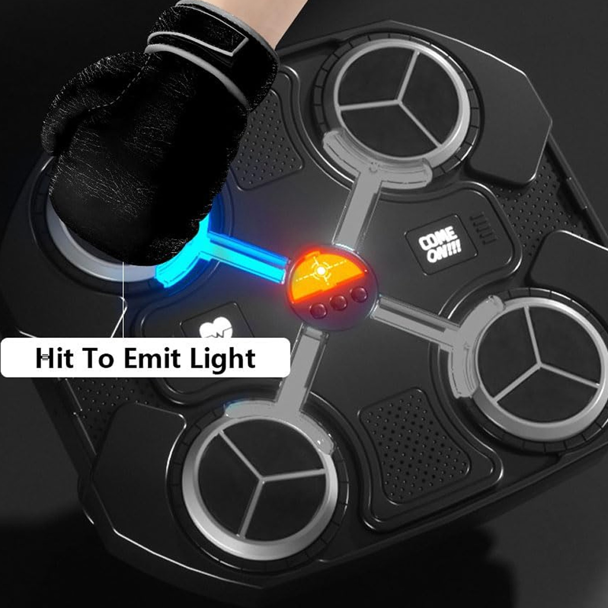 Ein schwarzer Boxhandschuh trifft ein schwarzes Gerät mit Lichtern.