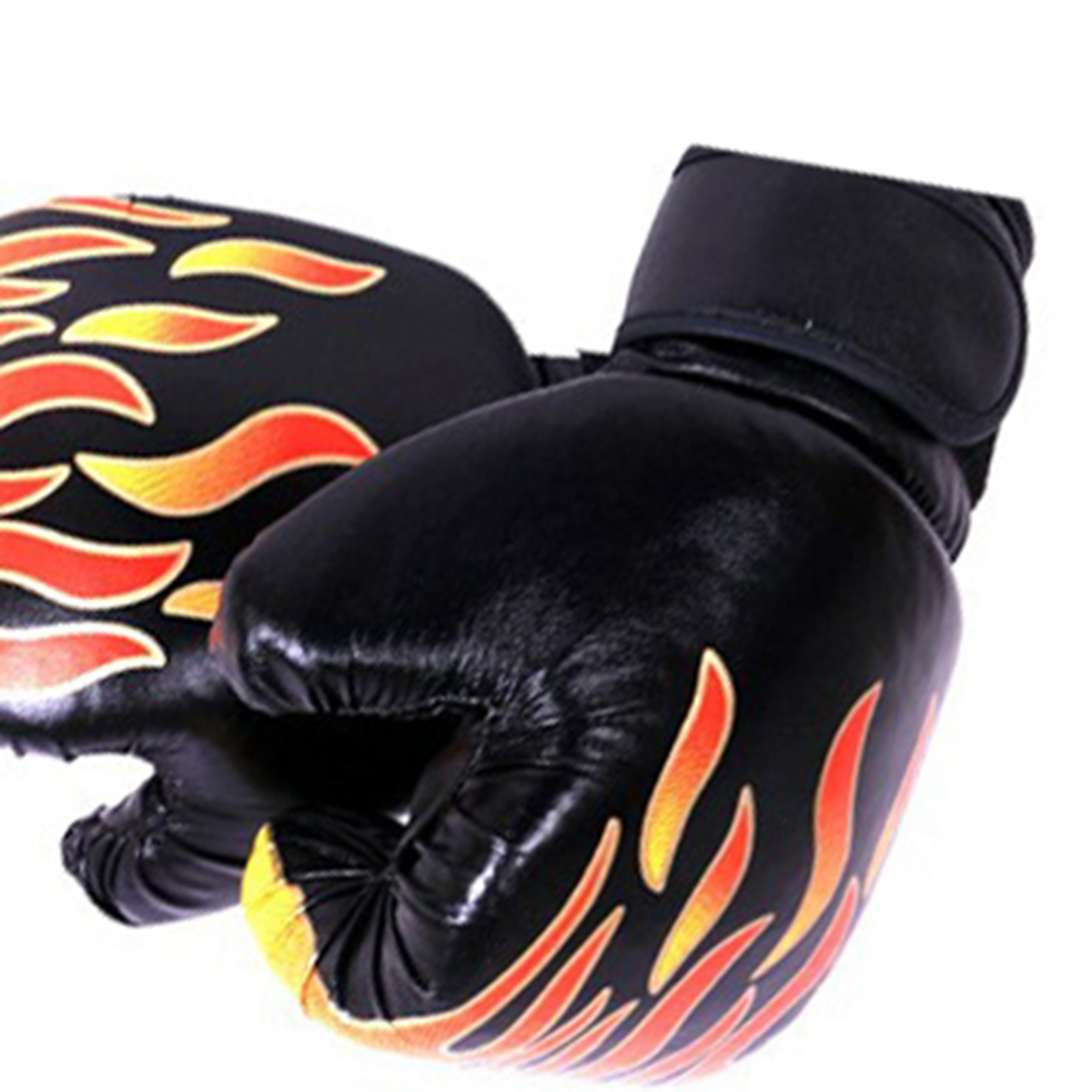 Schwarze Boxhandschuhe mit roten Flammenmotiven.